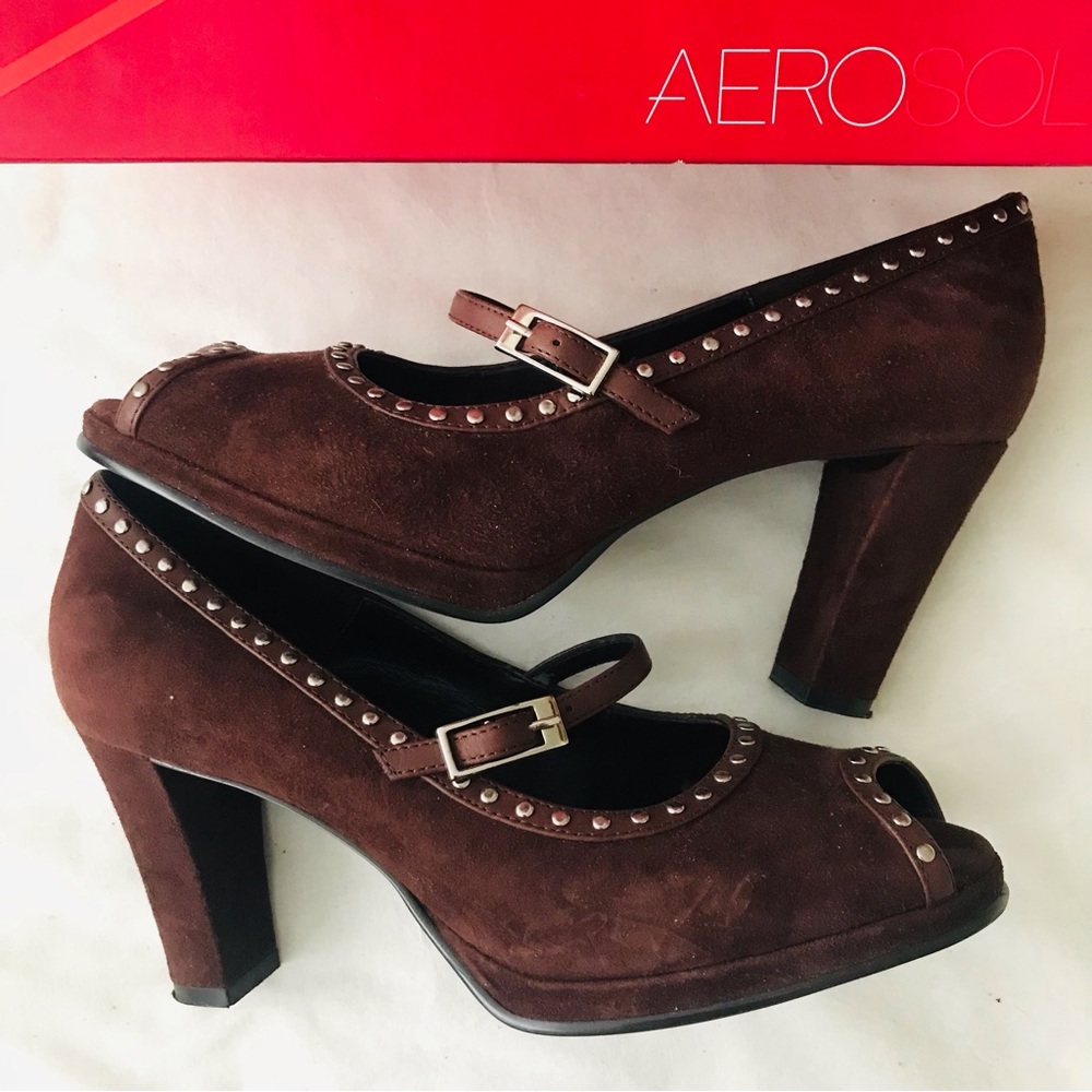Aero suede heel- stud accents